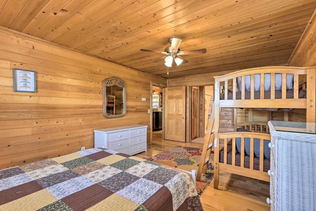 House With Dock And Slide Situated On Lake Sinclair! Sparta エクステリア 写真