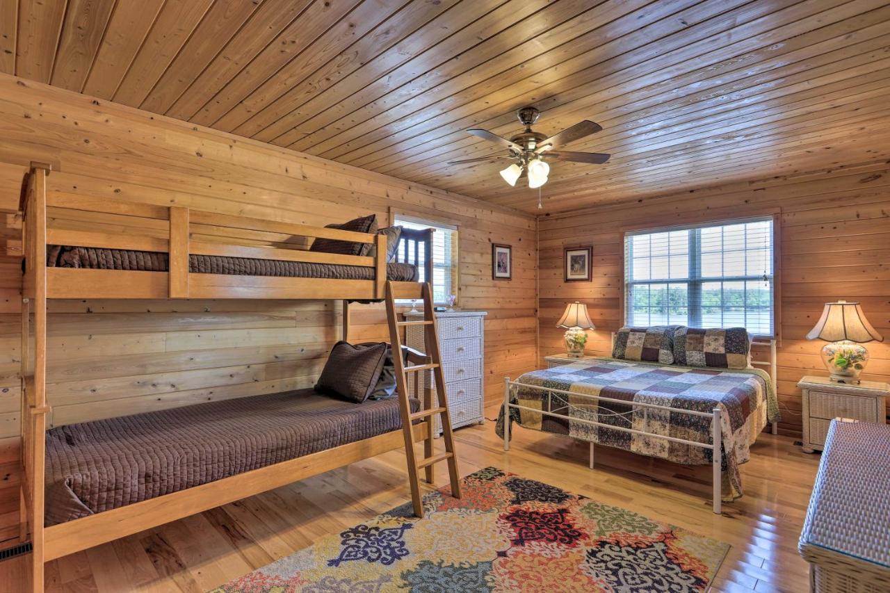 House With Dock And Slide Situated On Lake Sinclair! Sparta エクステリア 写真